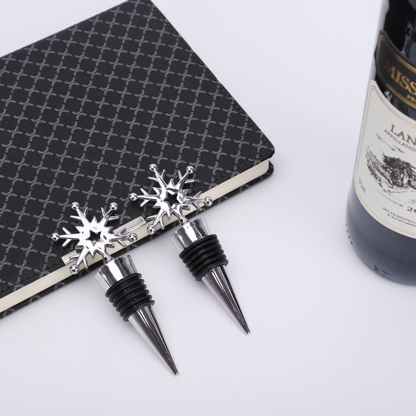 Tappo per vino creativo a forma di corone e fiocco di neve.